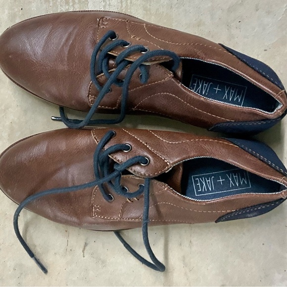 Elegant Brown and Blue Dress Shoes with Textured Soles - Picture 2 of 5